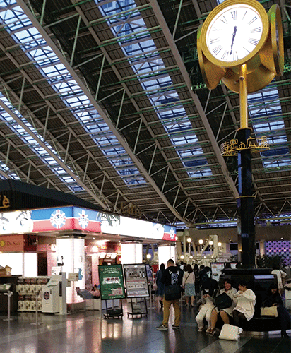 上到「時空的廣場」後便可看到今年的柯南咖啡大阪店。